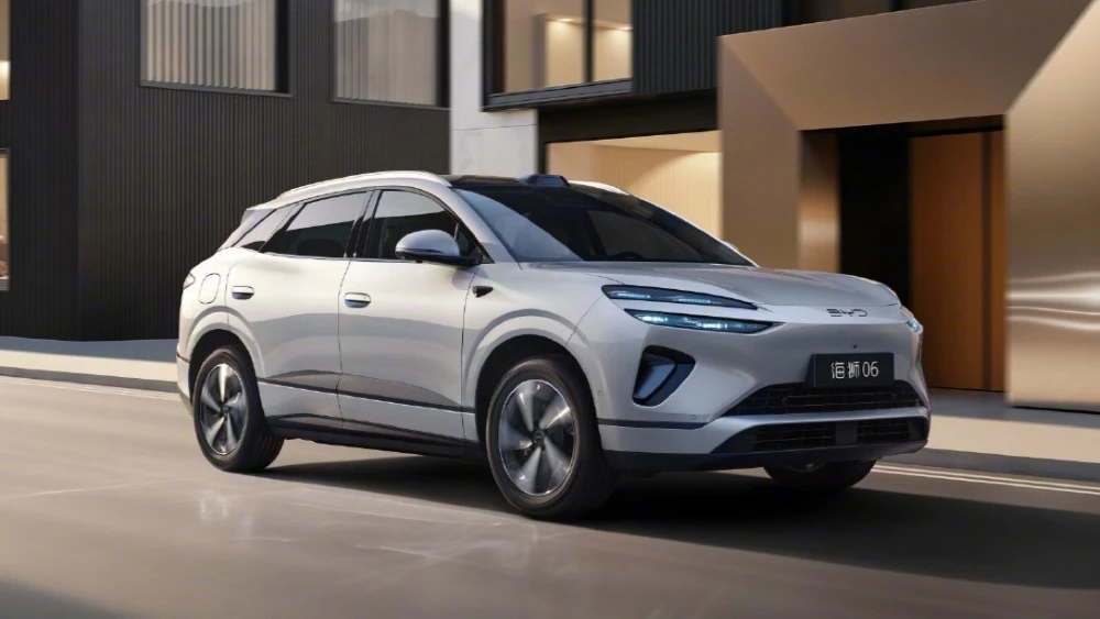 Электрический кроссовер BYD Sealion 06 EV сбоку спереди в динамике