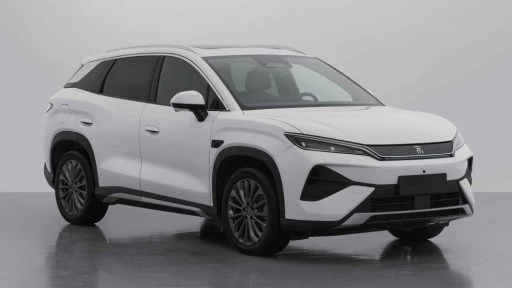 Гибридный кроссовер BYD Song Ultra DM-i сбоку спереди