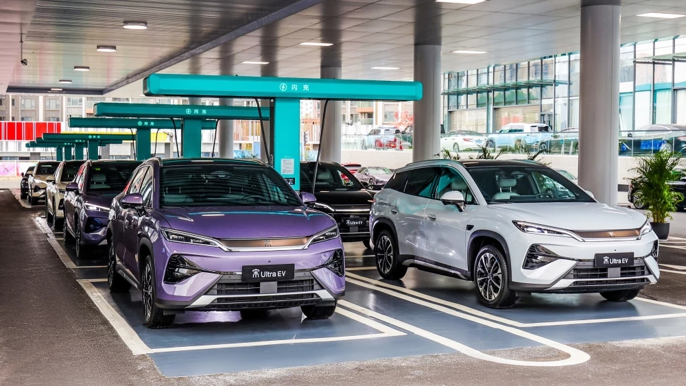 BYD Song Ultra EV спереди зарядная станция