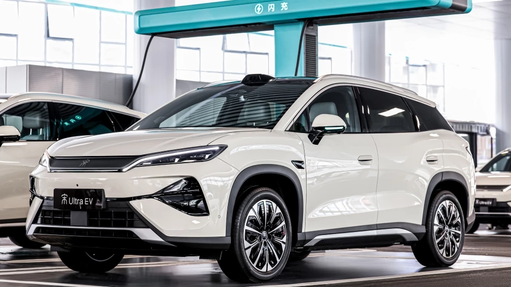 BYD Song Ultra EV сбоку спереди зарядка