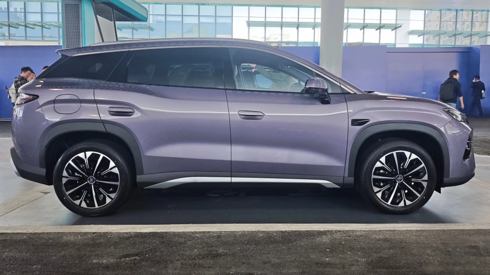 BYD Song Ultra EV у дилера в китае сбоку