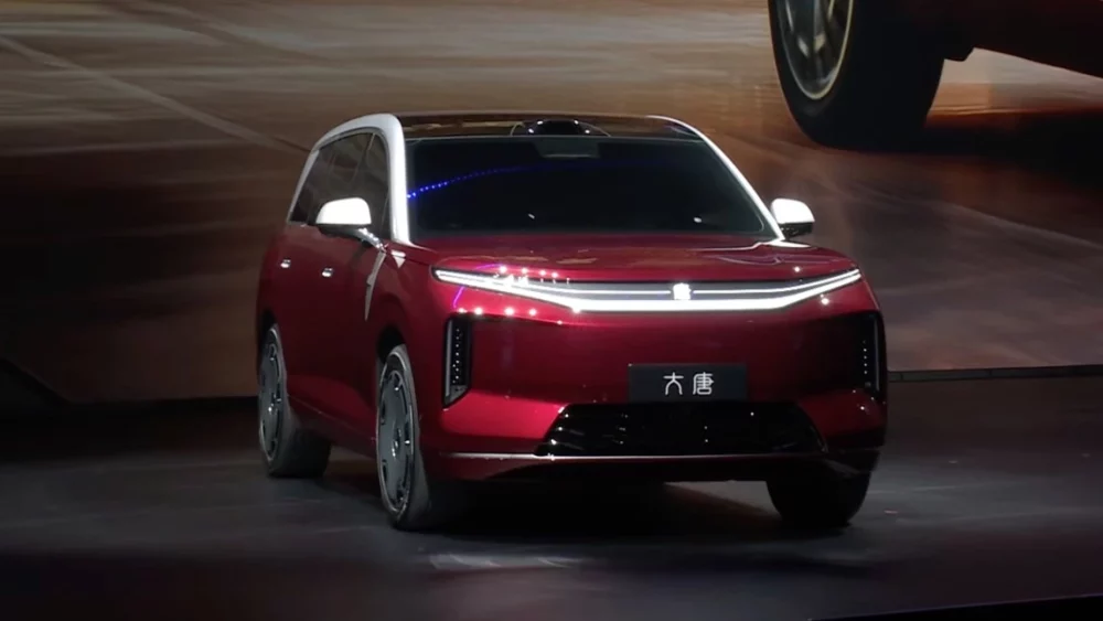 Электрический кроссовер BYD Datang презентация в Китае сбоку спереди