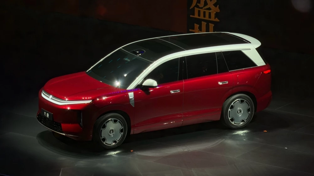Электрический кроссовер BYD Datang презентация в Китае сбоку спереди