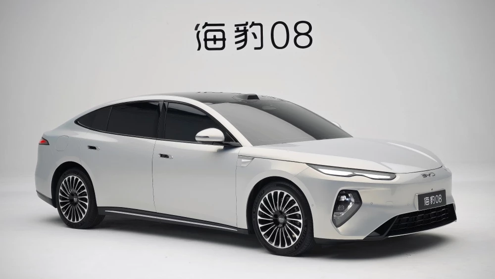 Электрический седан BYD Seal 08 спереди сбоку