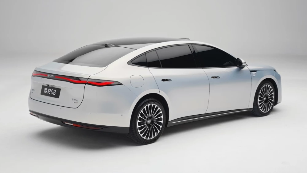 Электрический седан BYD Seal 08 сзади сбоку