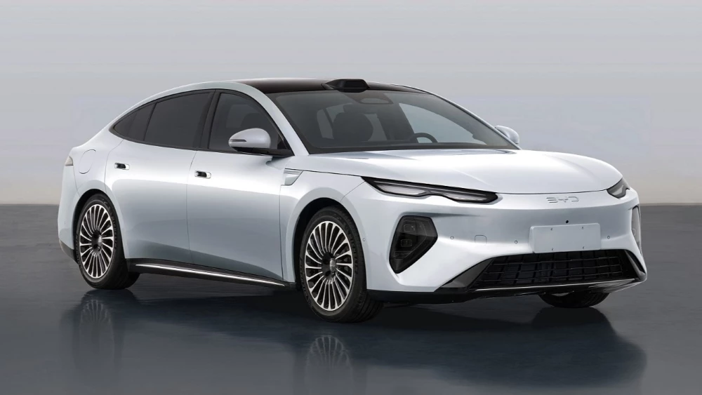 Гибридный седан BYD Seal 08 DM-i сбоку спереди