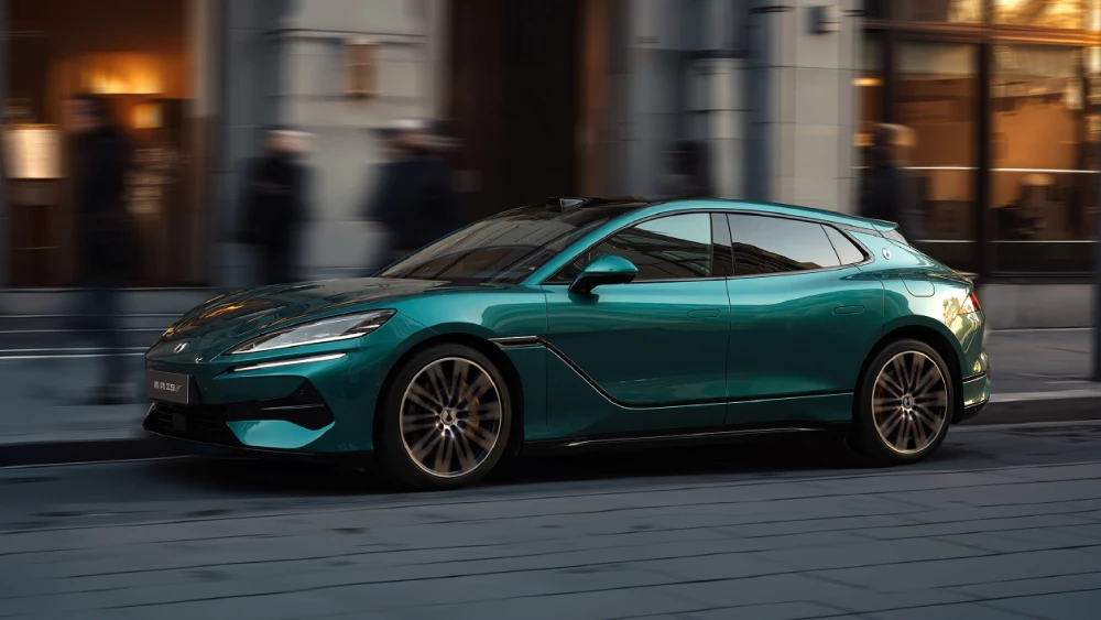 Новые электромобили BYD показывают лидирующую скорость зарядки в Китае denza z9 gt батарея blade второго поколения 2.0 620 км запаса хода за 5 минут