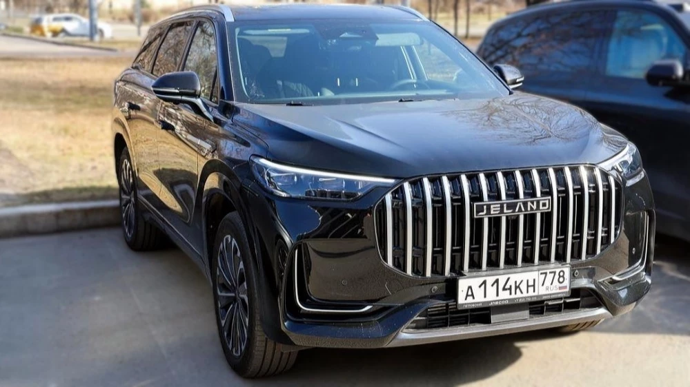 jaecoo j8 с эмблемой jeland кроссовер спереди сбоку