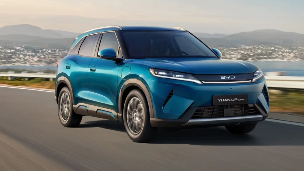 Цена гибридного BYD Yuan Up DM-i стала известна в Узбекистане кроссовер сбоку спереди синий