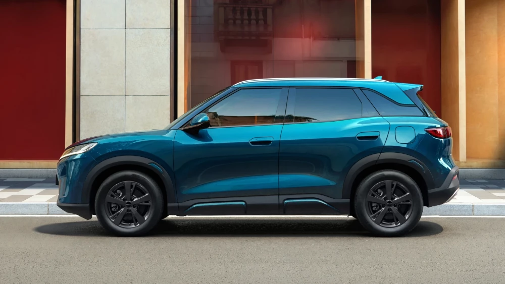 Цена гибридного BYD Yuan Up DM-i стала известна в Узбекистане кроссовер сбоку синий