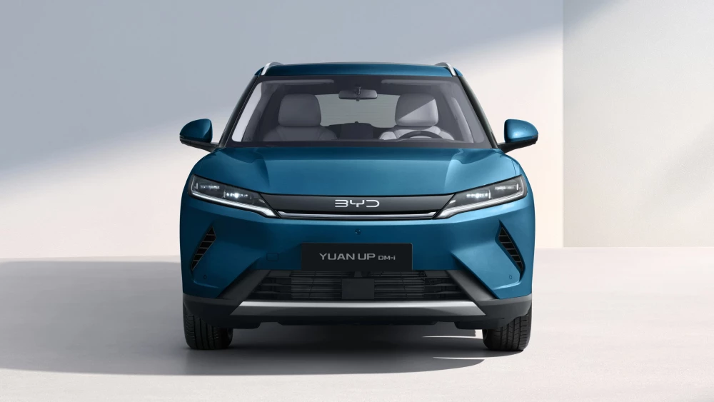 Цена гибридного BYD Yuan Up DM-i стала известна в Узбекистане кроссовер спереди синий