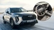 Названы цены на обновленный Haval Jolion сбоку спереди серебряный салон черный