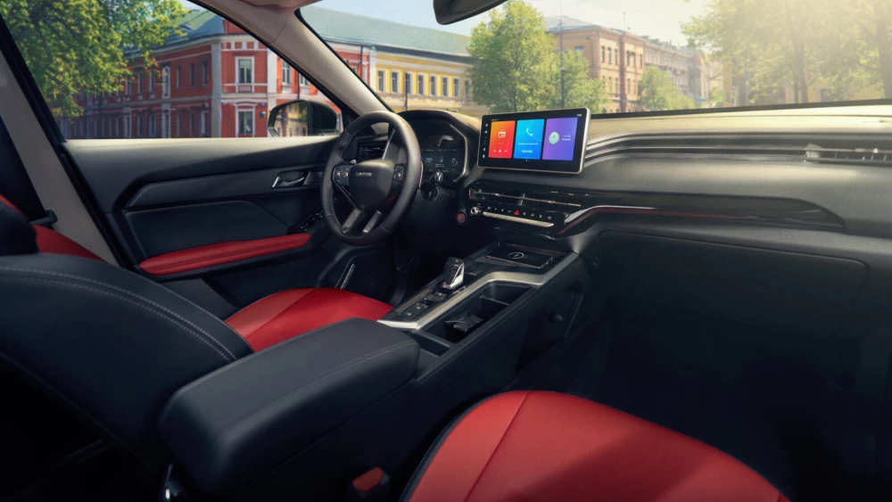 Названы цены на обновленный Haval Jolion сбоку спереди серебряный салон черный красный