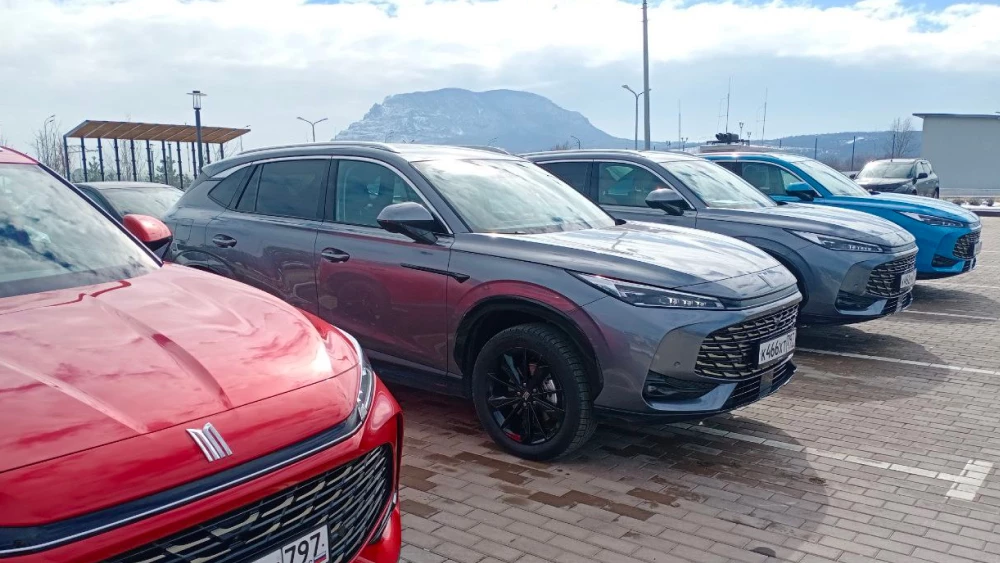 москвич м70 цены комплектации кроссовер сбоку спереди