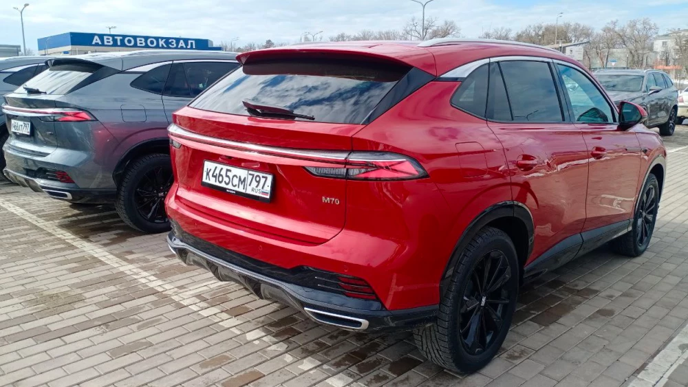 москвич м70 цены комплектации кроссовер сбоку сзади красный