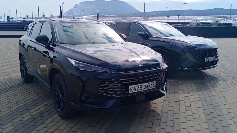 Цены и комплектации кроссоверов «Москвич М70» и «Москвич М90» назвали в России сбоку спереди автомобили