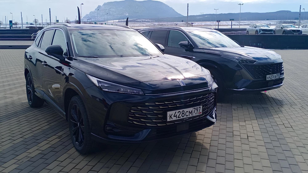 Цены и комплектации кроссоверов «Москвич М70» и «Москвич М90» назвали в России сбоку спереди автомобили