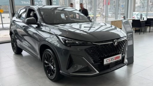 Changan CS35 Max у дилера в автосалоне сбоку спереди купить новый липецк