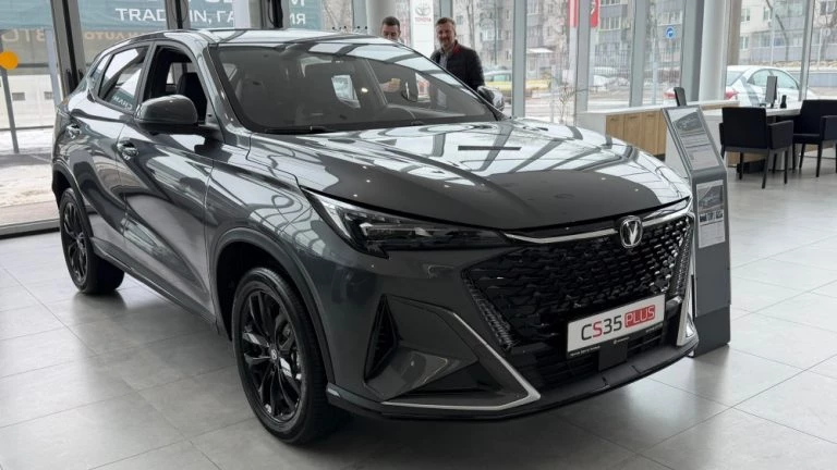 Changan CS35 Max у дилера в автосалоне сбоку спереди купить новый липецк