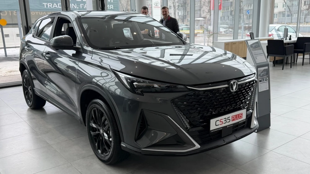 Changan CS35 Max у дилера в автосалоне сбоку спереди купить новый липецк