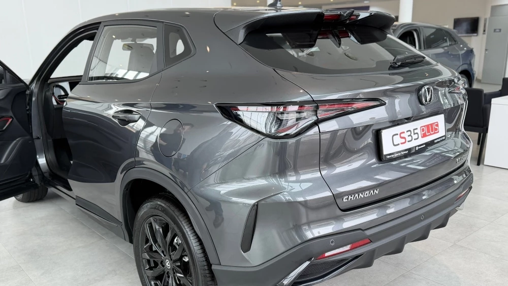 Changan CS35 Max у дилера в автосалоне сбоку сзади купить новый липецк