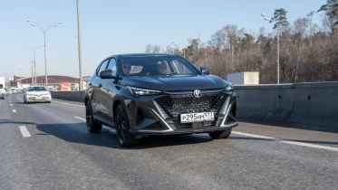 Changan CS35 Max сбоку спереди в динамике тест