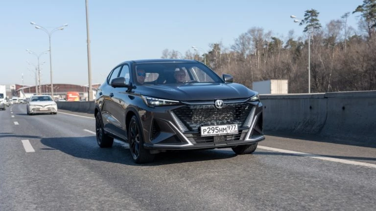 Changan CS35 Max сбоку спереди в динамике тест