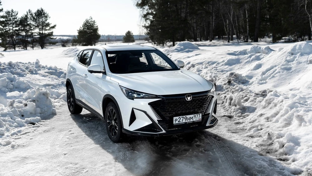 Changan CS35 Max сбоку спереди белый тест