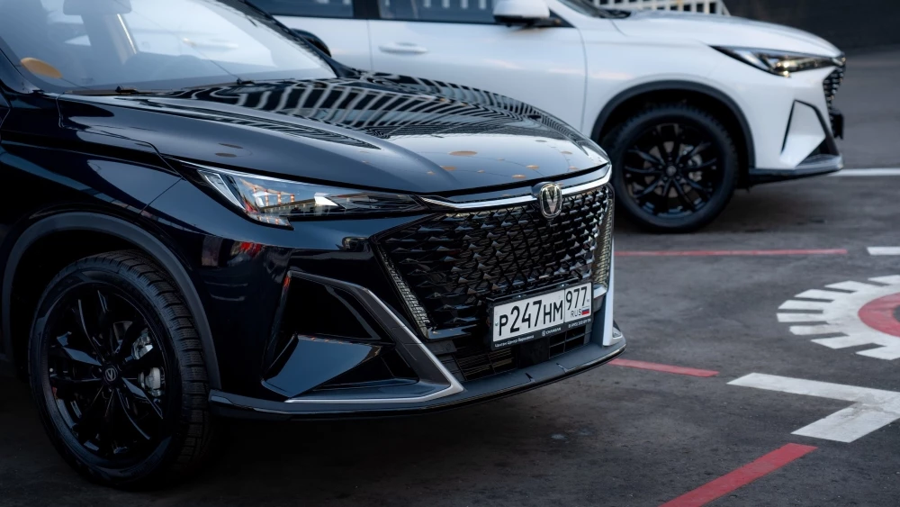 Changan CS35 Max сбоку спереди