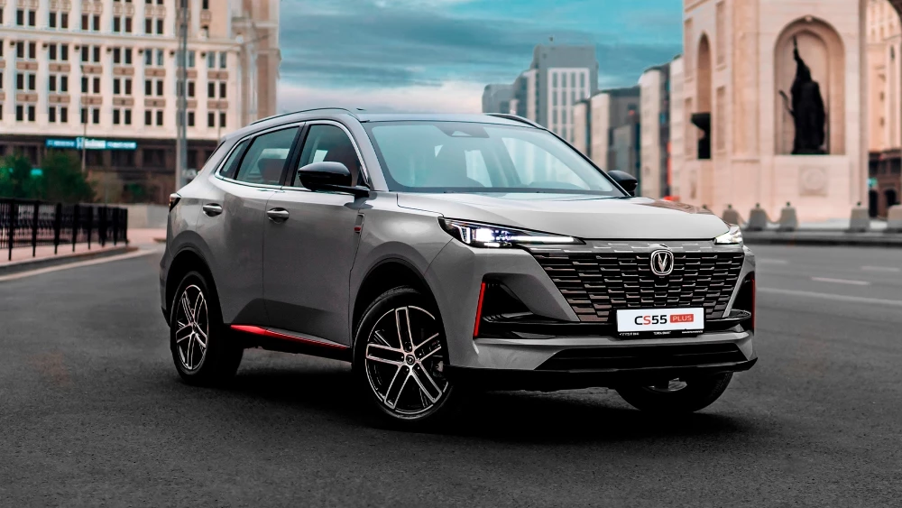 Changan CS55 Plus в Казахстане сбоку спереди
