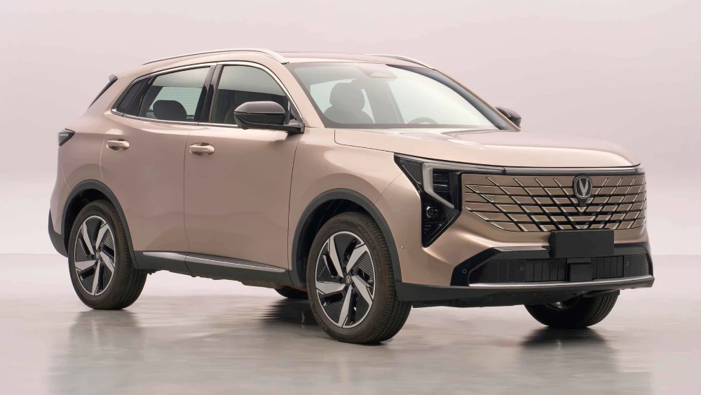 Два кроссовера Changan получили традиционный гибрид кроссовер сбоку спереди cs55 hev желтый