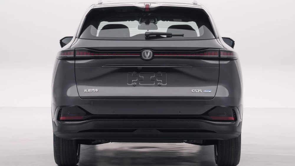 Два кроссовера Changan получили традиционный гибрид кроссовер сзади cs75 hev серый