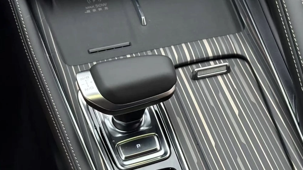 кроссоверы geely monjaro новая бюджетная версия салон черный