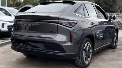 купе-кроссовер geely atlas rev в Китае сбоку сзади последовательный гибрид