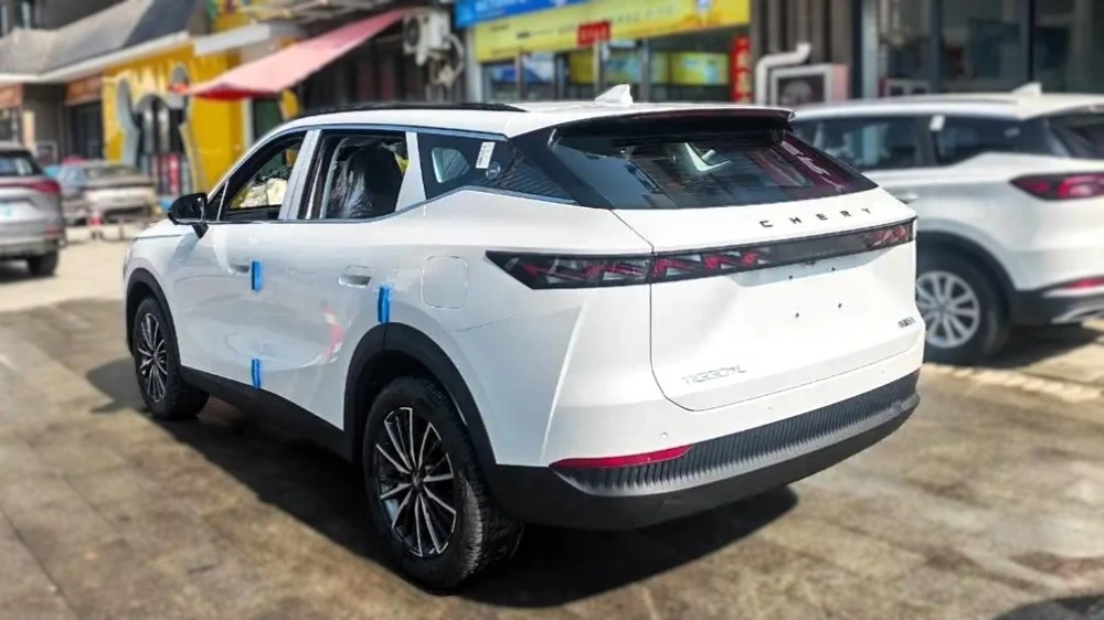 новый chery tiggo 7l у дилера в Китае omoda c7 сзади сбоку