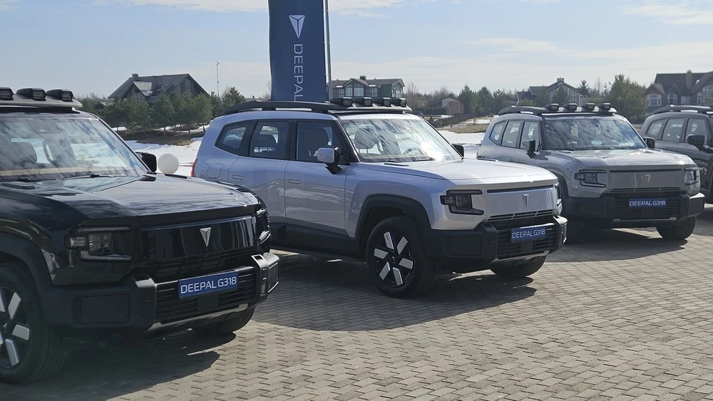 Deepal G318 сбоку спереди разные цвета