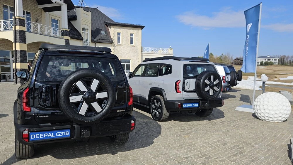 Deepal G318 сбоку сзади разные цвета