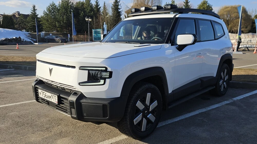 Deepal G318 сбоку спереди