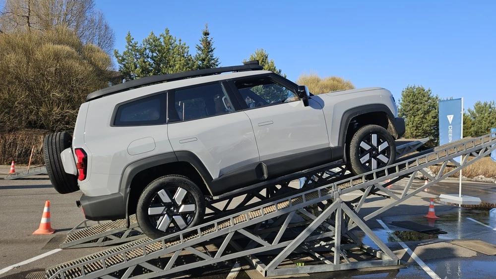 Deepal G318 сбоку на лесенке качели тест