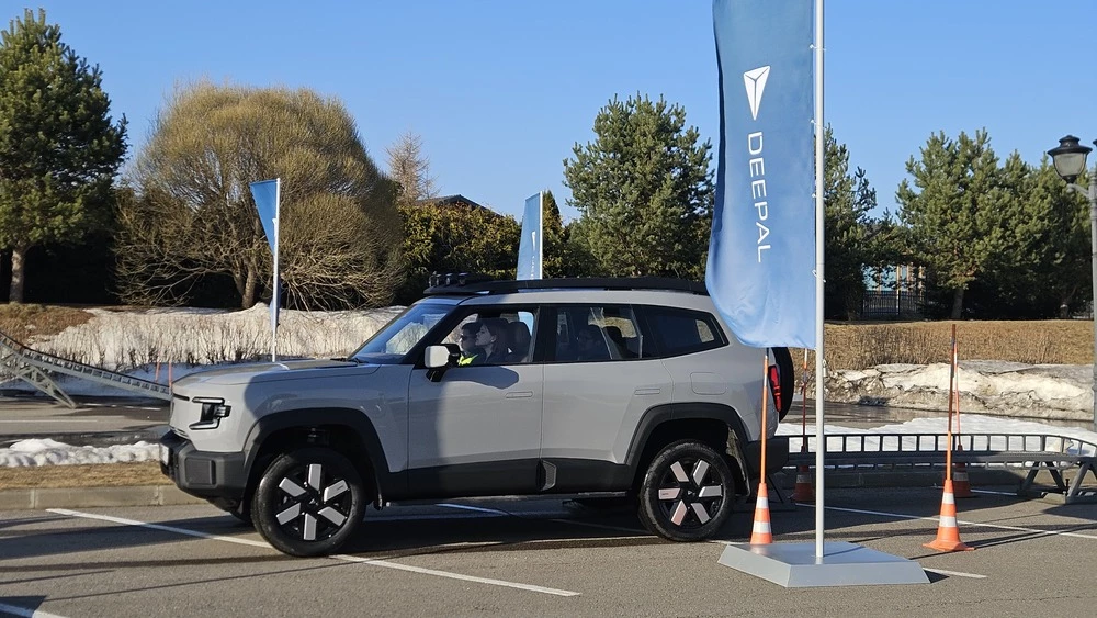 Deepal G318 сбоку на полигоне