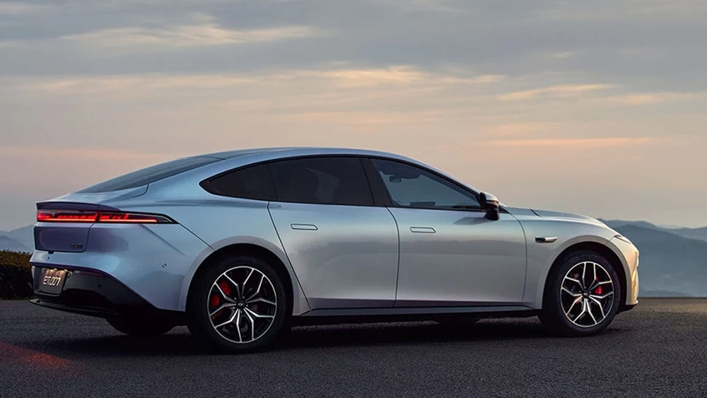 Лифтбэк eπ 007 сбоку