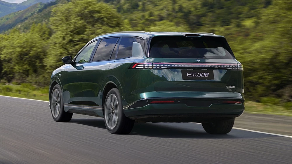 Кроссовер eπ 008 сбоку сзади