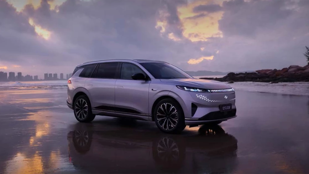 Кроссовер eπ 008 сбоку спереди