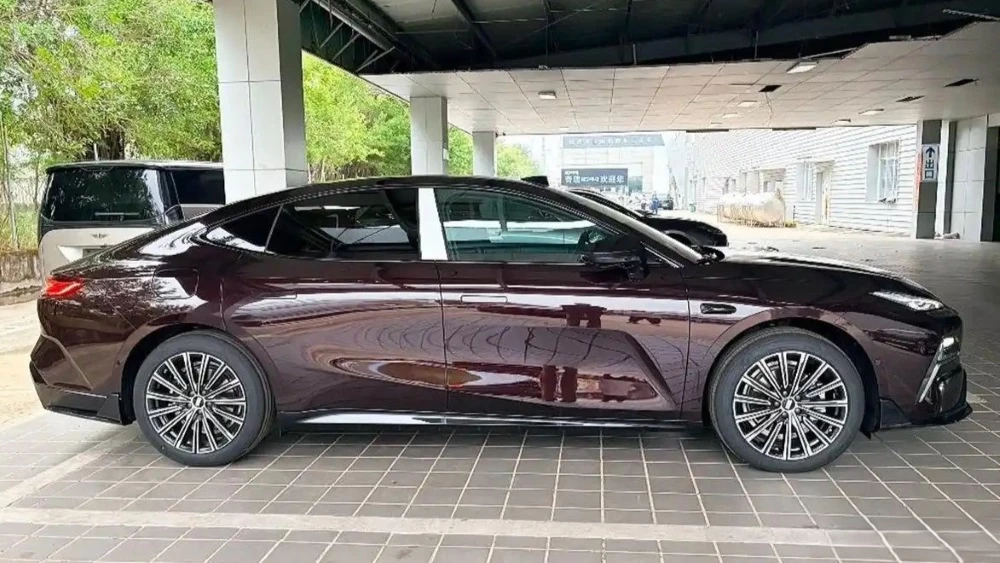 гибридный седан geely galaxy starshine 8 сбоку 2026