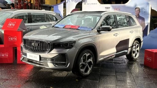 кроссовер geely monjaro новая бюджетная версия спереди сбоку 2 литра передний привод серый