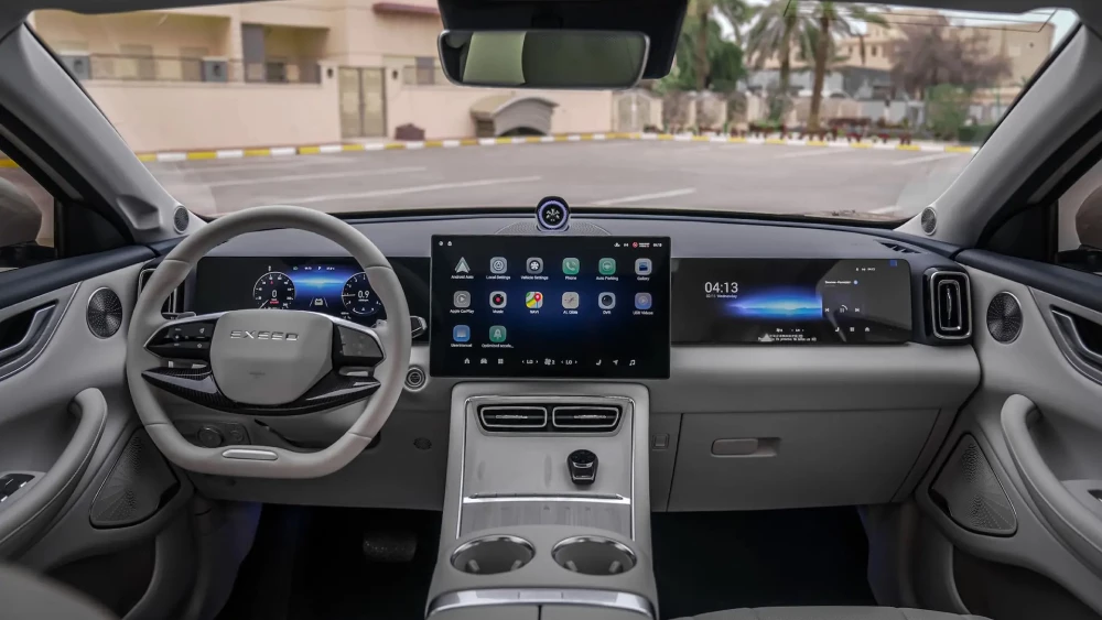 Новый кроссовер Exeed MX может появиться в России салон серый три экана