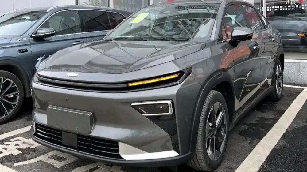 купе-кроссовер geely atlas rev в Китае сбоку спереди последовательный гибрид