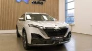 Frank Auto Dongfeng Mage в России сбоку спереди у дилера в автосалоне