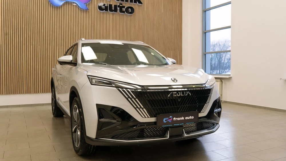Frank Auto Dongfeng Mage в России сбоку спереди у дилера в автосалоне