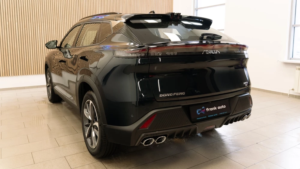 Frank Auto Dongfeng Mage в России сбоку сзади у дилера в автосалоне